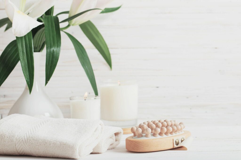 Composition de spa sur fond en bois blanc