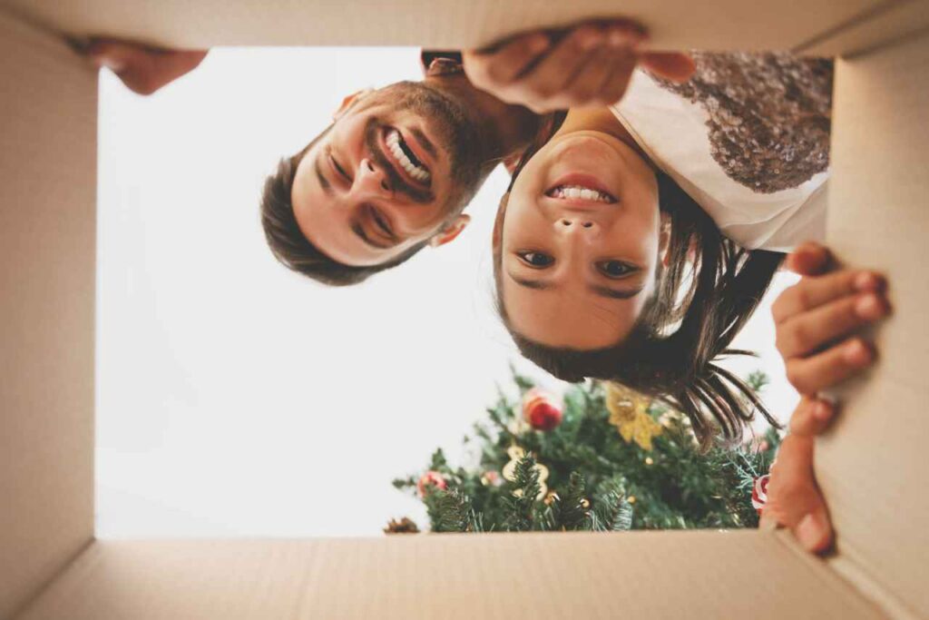Père et fille ouvrant un cadeau